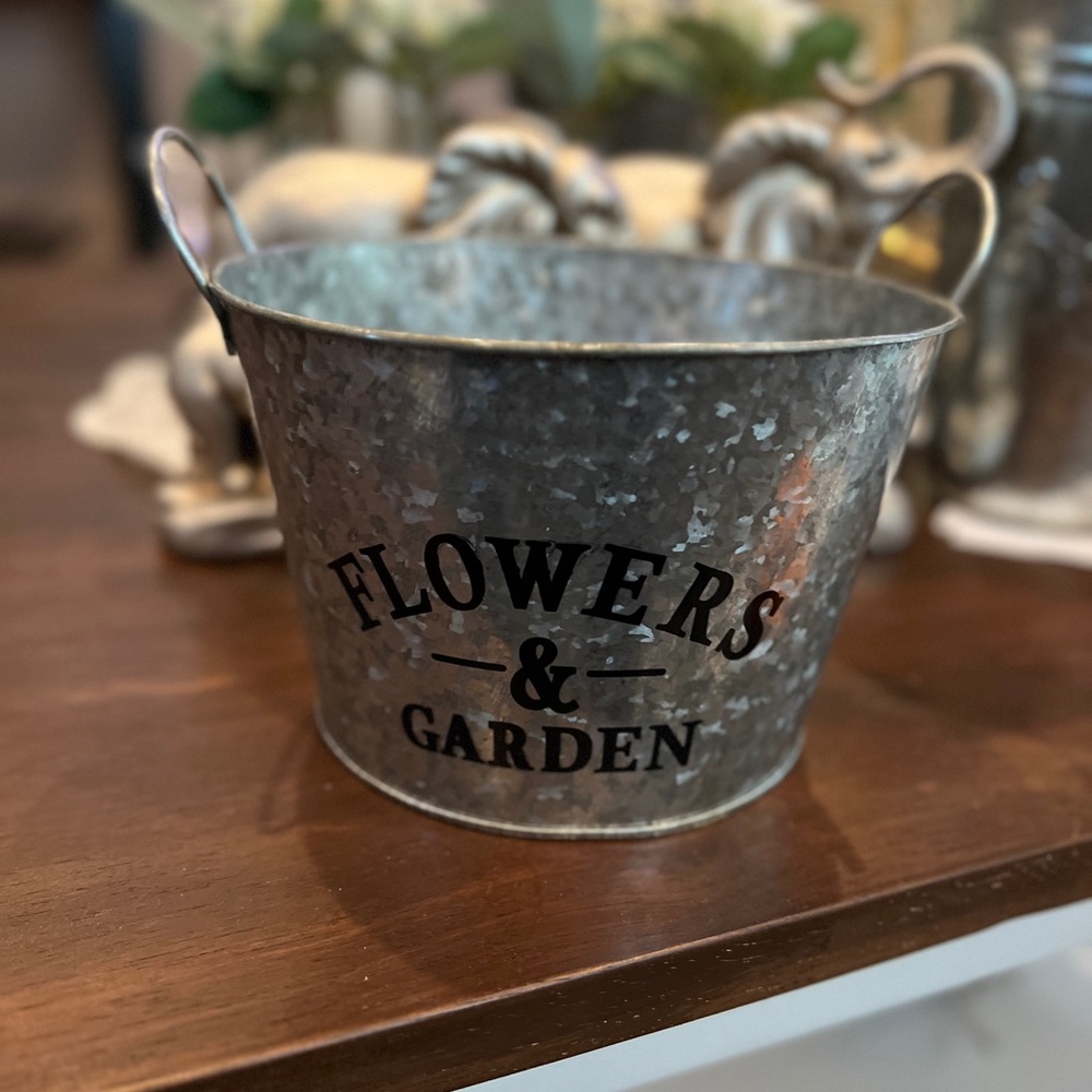 Flowers & Garden Tin Planter Jardiniere 4.5 in tall